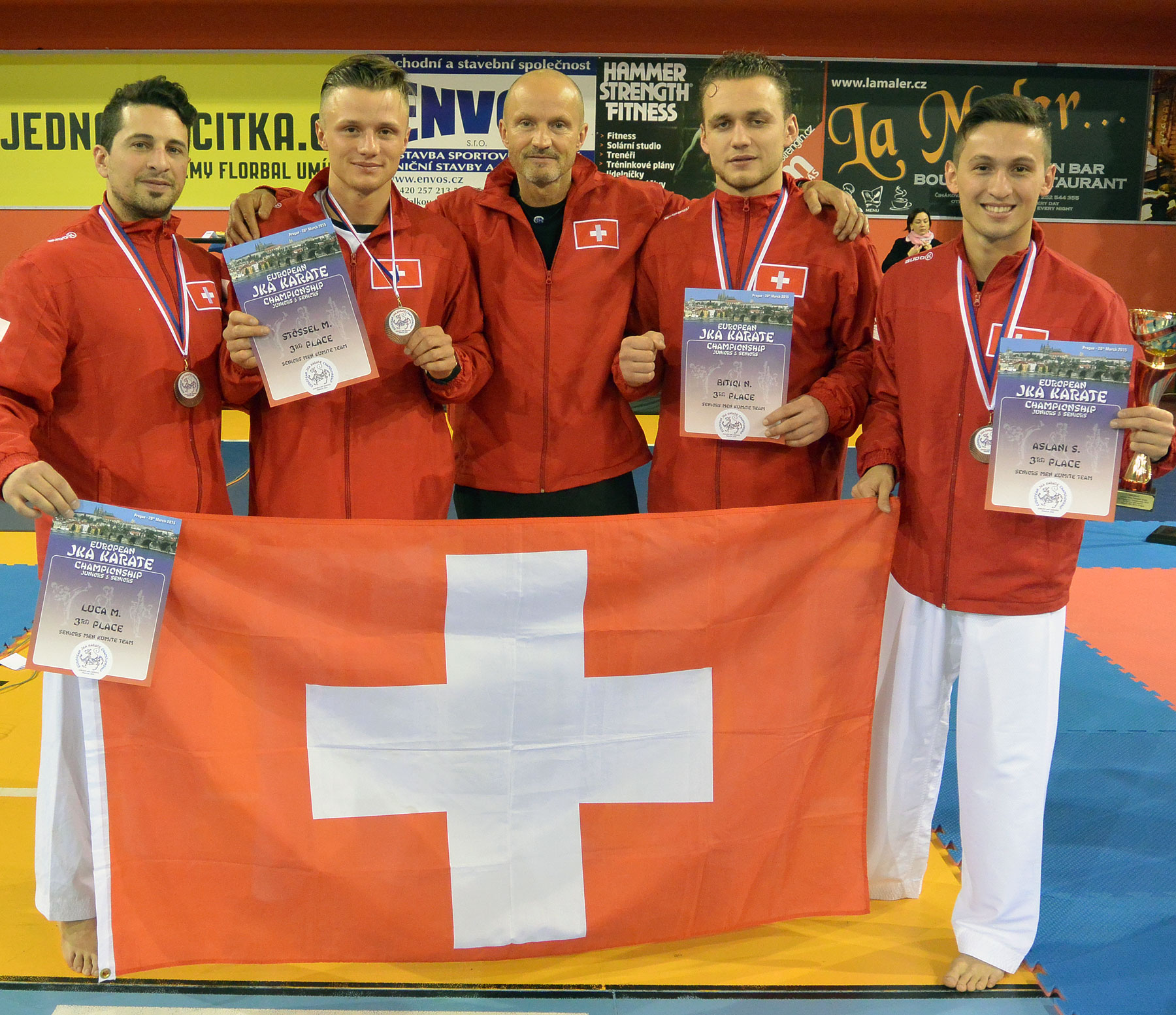 Kumite Team Elite: Marco Luca, Shemsi Aslani, Nikoll Bitiqi und Michael Stössel mit Coach Beni Stössel